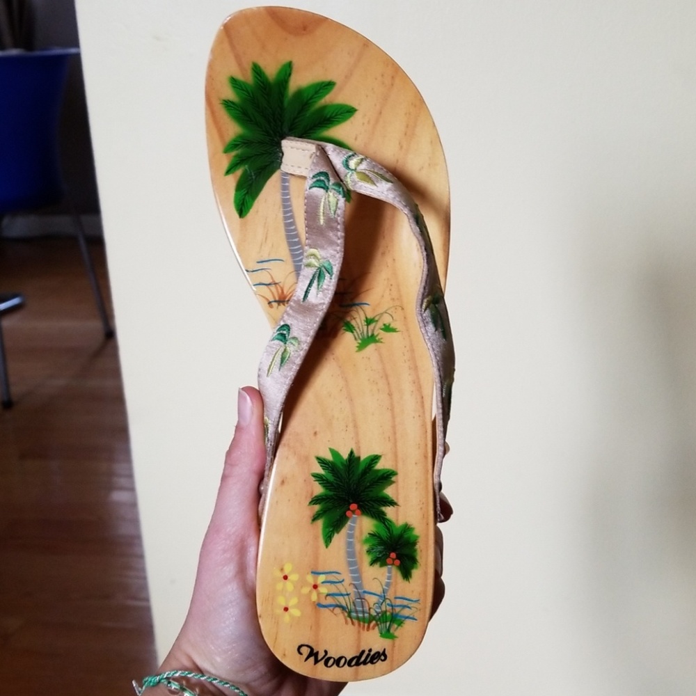 Like NEW Woodies flip flops.